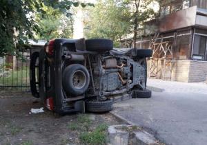 В Алматы на улице Курмангазы в результате ДТП перевернулся джип