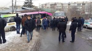 В Алматы автобус с пассажирами снес 10 авто