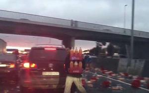 В ЮАР опрокинулась фура с «Кока-Колой», автомобилисты «помогли» расчистить трассу