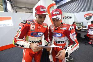 Сложный день для Ducati: многочисленные проблемы у Дови, Ианноне упал