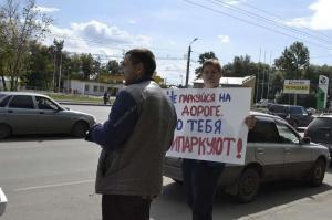 Пикет против незаконных парковок прошел в Челябинске