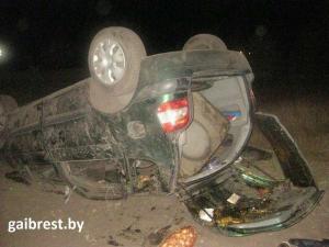 В Пинском районе Renault вылетел в кювет и перевернулся. Погибла 18-летняя девушка