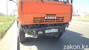 В Алматы водитель КамАЗа пытаясь проскочить перекресток совершил ДТП 