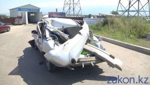 В Алматы водитель КамАЗа пытаясь проскочить перекресток совершил ДТП 