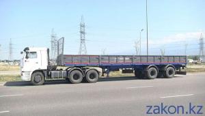 В Алматы водитель КамАЗа пытаясь проскочить перекресток совершил ДТП 