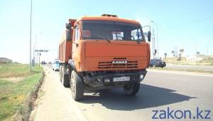 В Алматы водитель КамАЗа пытаясь проскочить перекресток совершил ДТП 