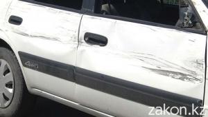 В Алматы водитель КамАЗа пытаясь проскочить перекресток совершил ДТП 