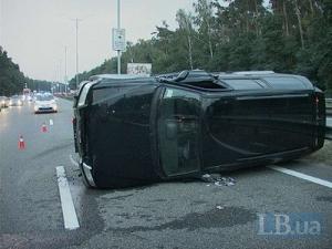 ​Под Киевом на автомагистрали перевернувшийся внедорожник снес отбойник