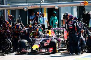 В Red Bull Racing отказались от моторов Renault?