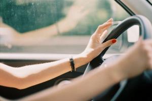 В Актау молодая женщина угнала и разбила автомашину своего многодетного любовника