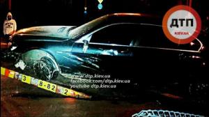 В Киеве BMW 7-series сбил 15 секций ограждения трамвая