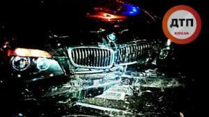 В Киеве BMW 7-series сбил 15 секций ограждения трамвая
