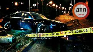 В Киеве BMW 7-series сбил 15 секций ограждения трамвая