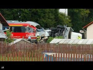 Грузовик выехал под пассажирский поезд в Польше 