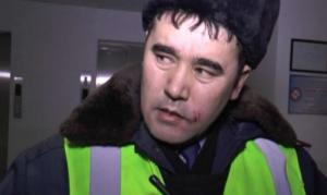 Трое мужчин избили дорожного полицейского в Алматы