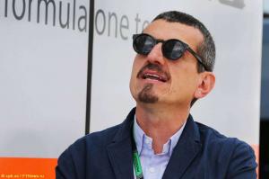Машина Haas F1 дебютирует на трассе во время тестов