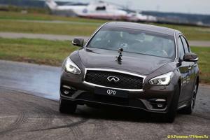 Даниил Квят представил новый Infiniti Q70 в Москве 