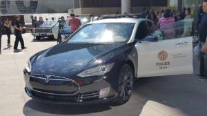 В автомобильный парк полиции Лос-Анджелеса вошли Tesla Model S P85D и BMW i3