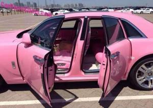 Седан Rolls-Royce Ghost окрасили в розовый цвет