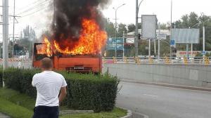 Камаз загорелся на проспекте Абая в Алматы 