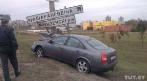 На МКАД водитель Nissan снес знак и врезался в столб