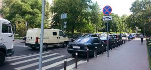 Нарушители парковки получили тысячу штрафов после жалоб пешеходов