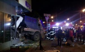 Мусоровоз врезался в витрину магазина «Пятерочка» на юго-востоке Москвы
