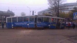 Трамвай разорвало пополам после столкновения с автобусом в Иркутске 