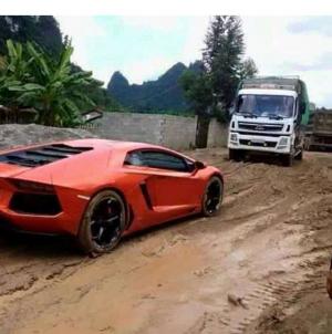 Бывает и такое: суперкар Lamborghini в грязи на проселочной дороге 