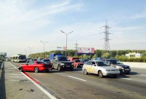 Авария с участием спорткаров парализовала движение на 86-м км МКАД 