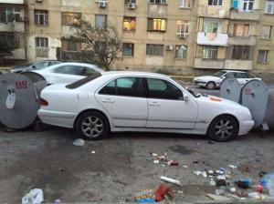 Коммунальщики заблокировали автомобиль нарушителя мусорными баками