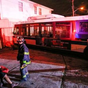 В Нью-Йорке автобус въехал в дом пострадали 12 человек 