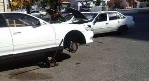 Около 10 авто получили повреждения из-за открытого люка в Алматы