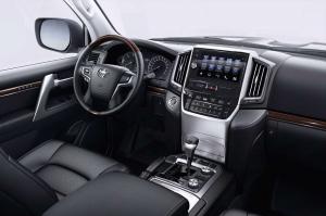 Toyota назвала цены на обновленный Land Cruiser 200