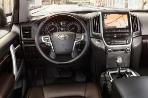 Toyota назвала цены на обновленный Land Cruiser 200