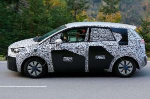 Третье поколение Opel Meriva замечено на тестах