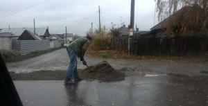 В Барнауле житель города сам отремонтировал дорогу