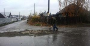 В Барнауле житель города сам отремонтировал дорогу 