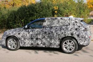 Компания BMW вывела на тесты кроссовер X2