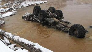 В Пермском крае грузовик рухнул с разрушенного моста, водитель погиб