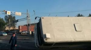 В Китае ограничительный барьер прошил насквозь автобус