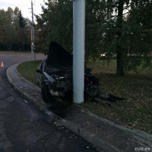 В Минске бесправник на Citroen врезался в столб: пострадали три человека 
