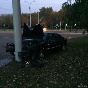 В Минске бесправник на Citroen врезался в столб: пострадали три человека 