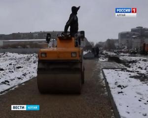 Алтайские дорожники укладывали горячий асфальт в растаявший снег