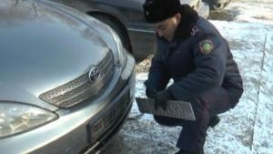 Полиция снимает номера с неправильно припаркованных автомашин в Алматы