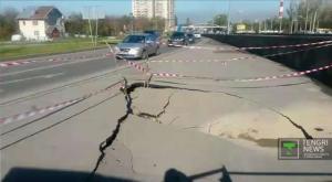 4-метровая яма образовалась в результате обвала асфальта на улице Саина в Алматы