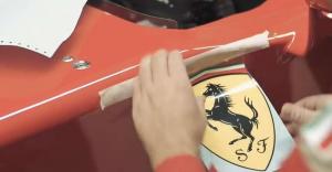 Ferrari демонстрирует, как клеятся наклейки