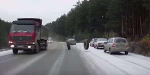 Самосвал разулся прямо на дороге
