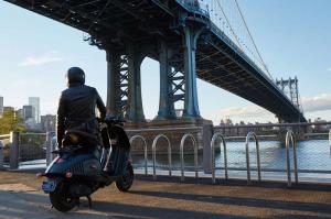 Презентация Vespa 946 Emporio Armani в США 