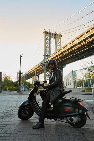 Презентация Vespa 946 Emporio Armani в США 